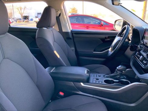 Used 2024 Toyota Highlander LE image 7