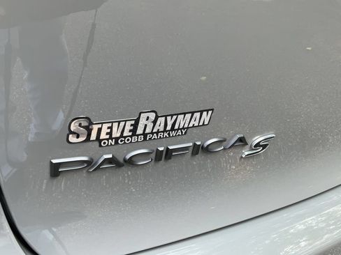 Used 2025 Chrysler Pacifica Limited FWD image 28