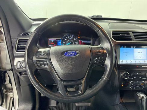 Used 2017 Ford Explorer XLT w/ Equipment Group 202A AWD/4WD image 13