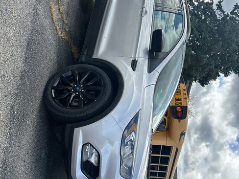 Used 2019 Ford Escape SE image 2