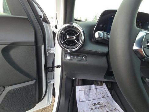 New 2026 Chevrolet Equinox LT w/ Convenience Package II image 18