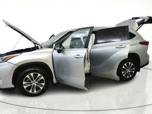 Used 2023 Toyota Highlander XLE AWD/4WD image 11