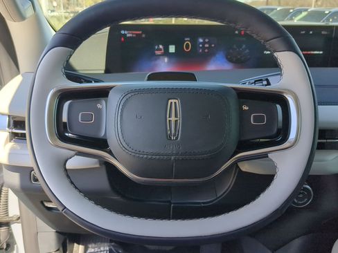 New 2026 Lincoln Navigator Premiere image 13