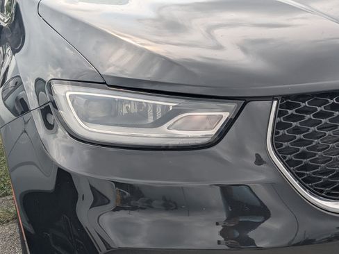 Used 2023 Chrysler Pacifica Touring-L FWD image 3