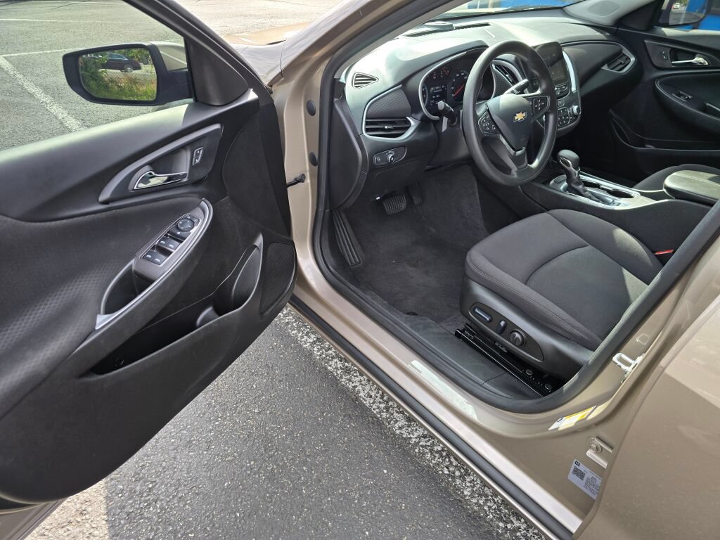 Used 2023 Chevrolet Malibu LT FWD image 14