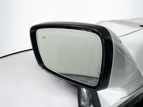 Used 2024 Buick Enclave Essence image 16