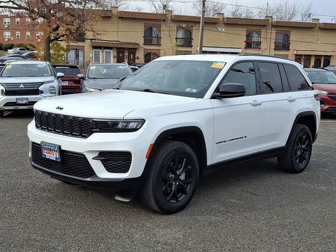 Used 2024 Jeep Grand Cherokee Altitude image 3