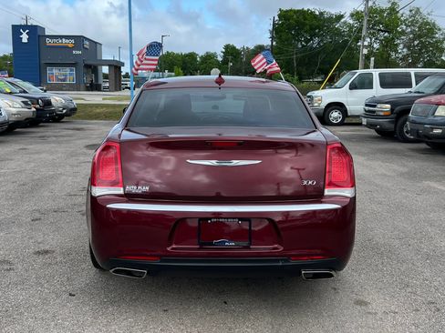 Used 2018 Chrysler 300 Touring w/ Chrome Appearance Package image 7