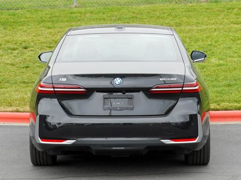 Used 2024 BMW i5 eDrive40i w/ M Sport Package RWD image 8