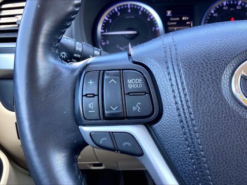 Used 2019 Toyota Highlander Limited FWD image 24