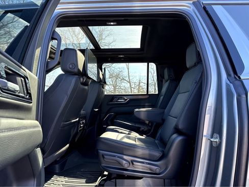 New 2026 GMC Yukon XL Denali w/ Denali Reserve Package AWD/4WD image 9