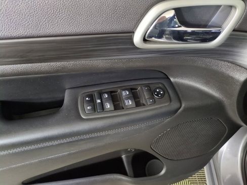 Used 2021 Jeep Grand Cherokee Laredo X image 14