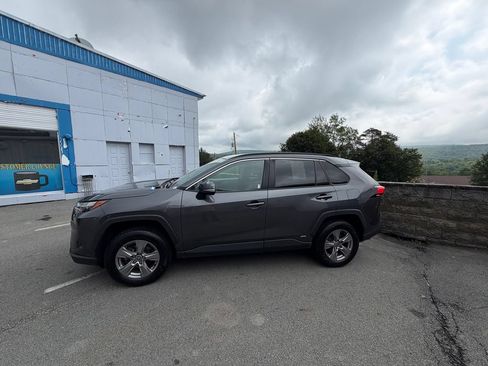 Used 2022 Toyota RAV4 XLE AWD/4WD image 2