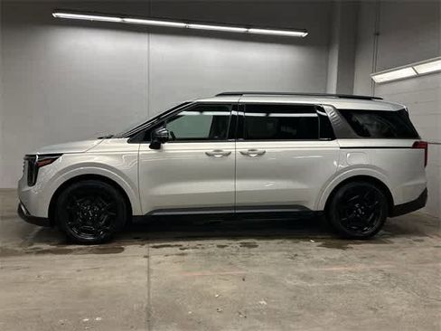 Used 2025 Kia Carnival SX image 2