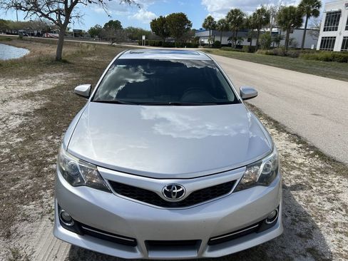 Used 2014 Toyota Camry SE w/ Moonroof Package image 3