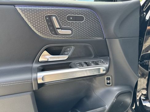Used 2025 Mercedes-Benz GLB 250 4MATIC image 16