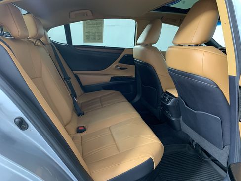 Used 2022 Lexus ES 300h Ultra Luxury w/ Accessory Package FWD image 36