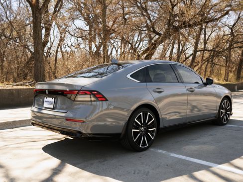 Used 2025 Honda Accord Touring image 9