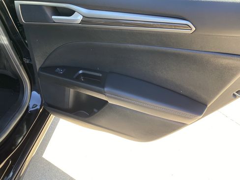 Used 2017 Ford Fusion SE w/ Fusion SE Technology Package FWD image 11