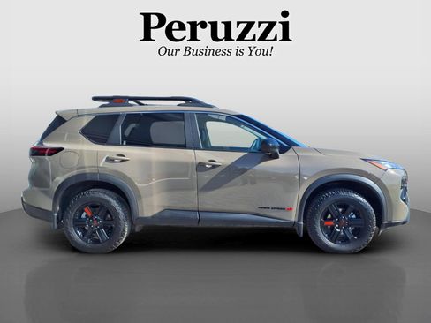 Used 2025 Nissan Rogue SV image 2