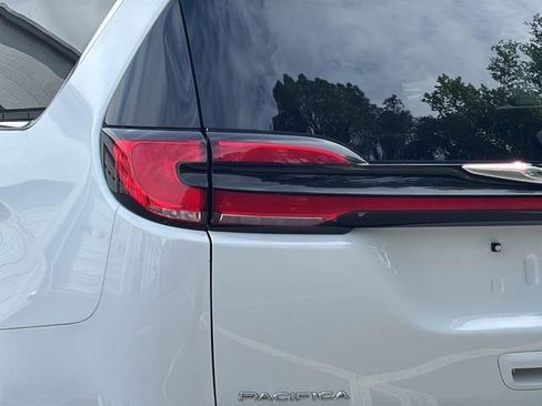 Used 2024 Chrysler Pacifica Limited FWD image 28