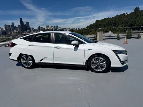 Used 2018 Honda Clarity Plug-In Hybrid image 2