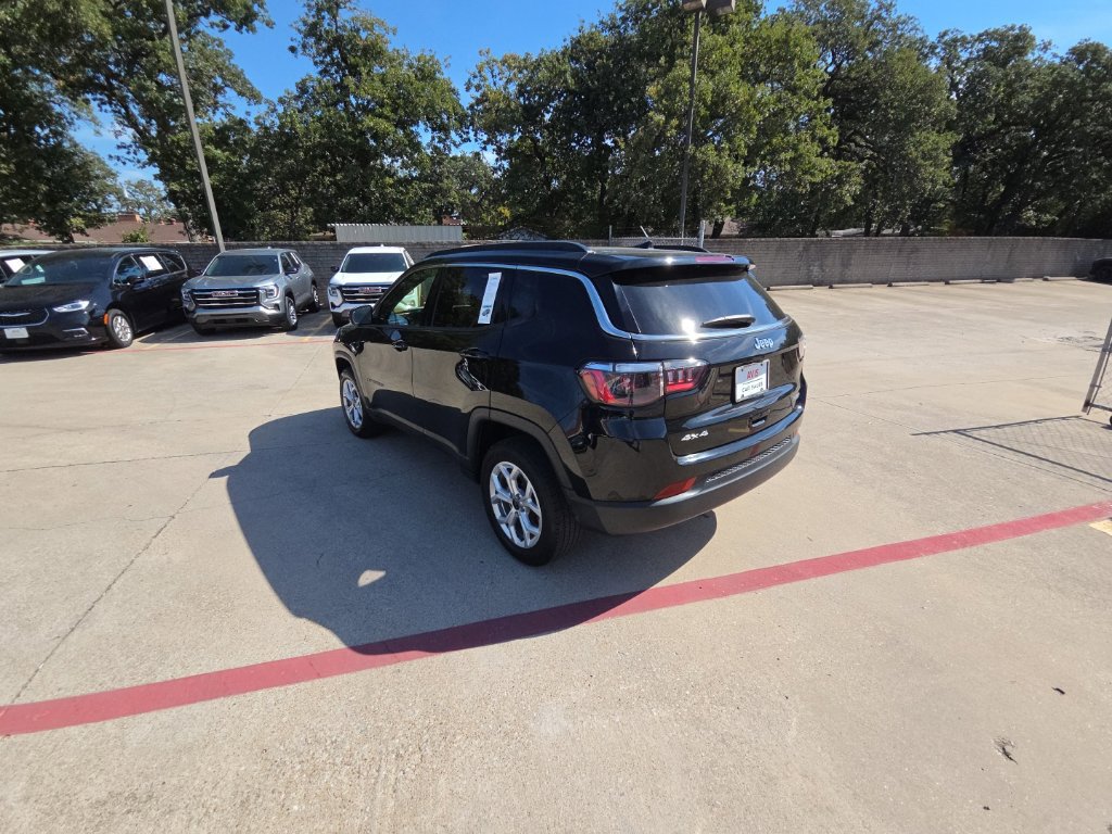 Used 2025 Jeep Compass Latitude w/ Sun & Sound Group AWD/4WD image 8