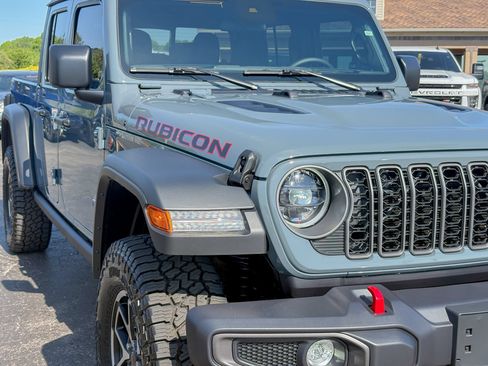 Used 2025 Jeep Gladiator Rubicon w/ Convenience Group AWD/4WD image 3