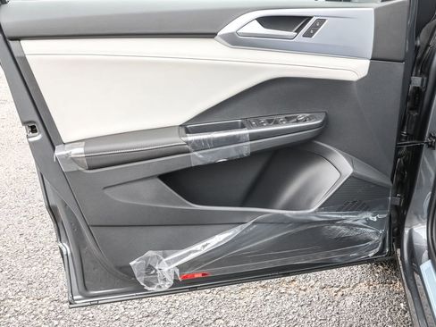 New 2025 Volkswagen Taos SE image 31