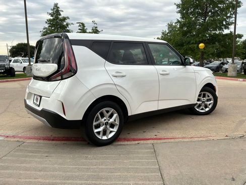 Used 2025 Kia Soul LX w/ LX Technology Package FWD image 4