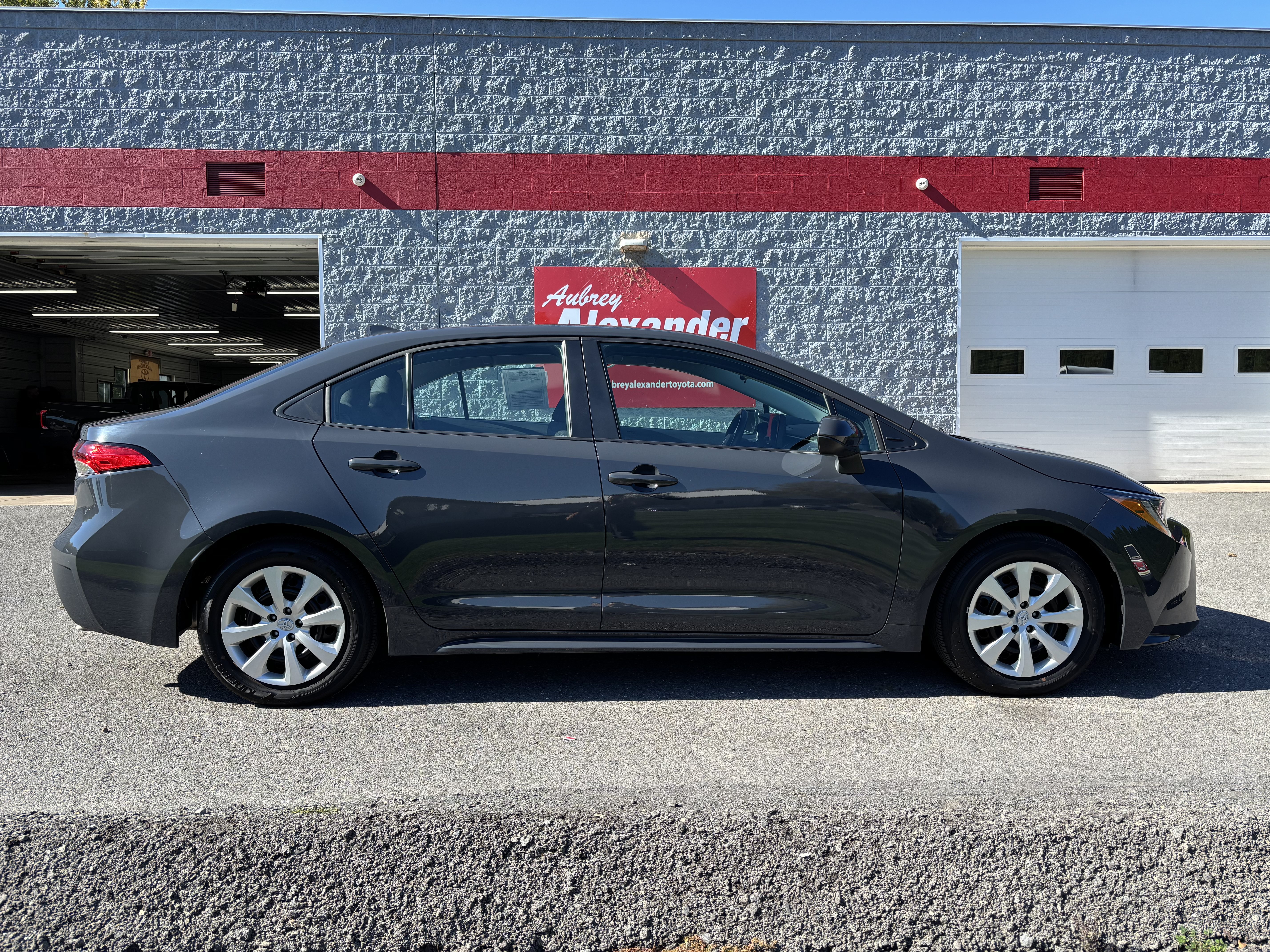 Used 2024 Toyota Corolla LE FWD image 2
