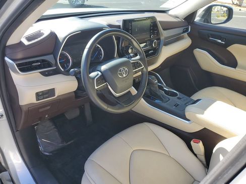Used 2022 Toyota Highlander XLE image 29