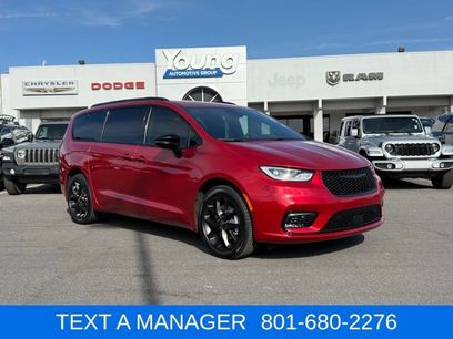 New 2026 Chrysler Pacifica Select w/ S Appearance Package