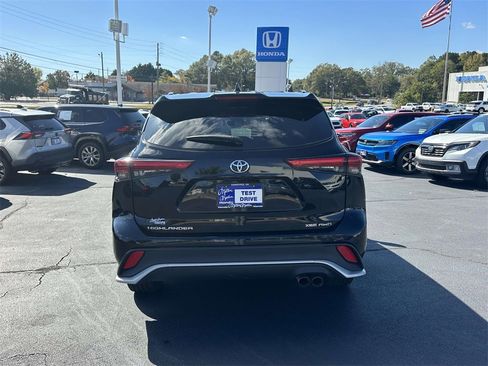Used 2022 Toyota Highlander XSE image 26