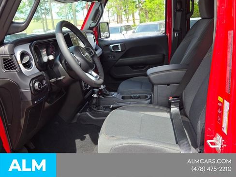 Used 2025 Jeep Wrangler Unlimited Sahara w/ Safety Group AWD/4WD image 8