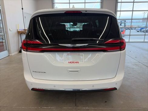 Certified 2022 Chrysler Pacifica Touring-L image 5