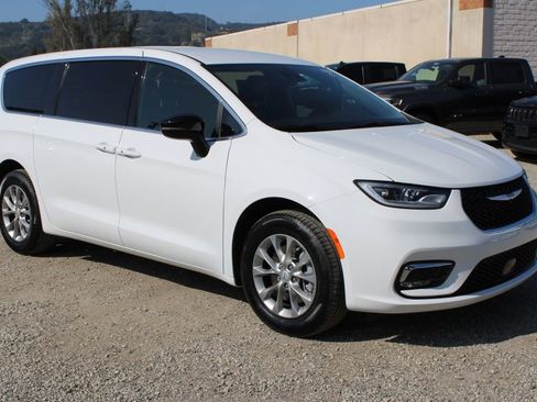 New 2026 Chrysler Pacifica Select image 3