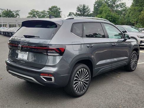 Used 2025 Volkswagen Taos SE FWD image 6