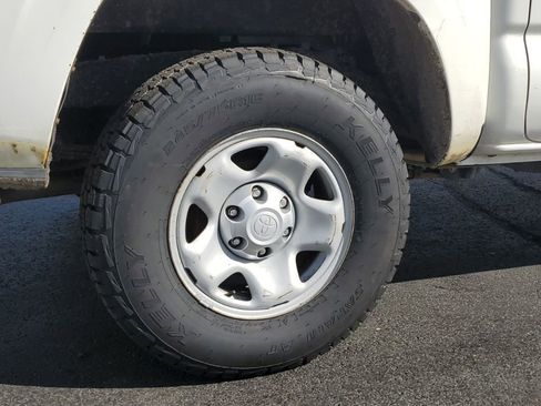 Used 2019 Toyota Tacoma SR image 8