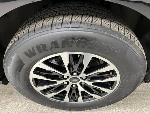 Used 2025 Ford Expedition Platinum AWD/4WD image 17