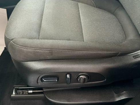 Used 2023 Chevrolet Traverse LT FWD image 19
