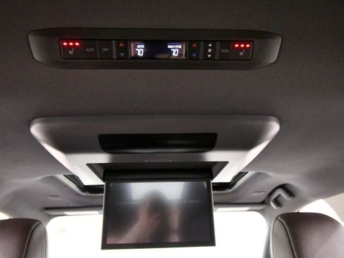 Used 2023 Toyota Sienna Platinum AWD/4WD image 19