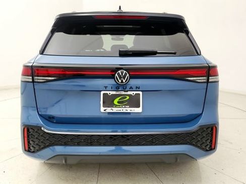 Used 2025 Volkswagen Tiguan SE R-Line FWD image 30
