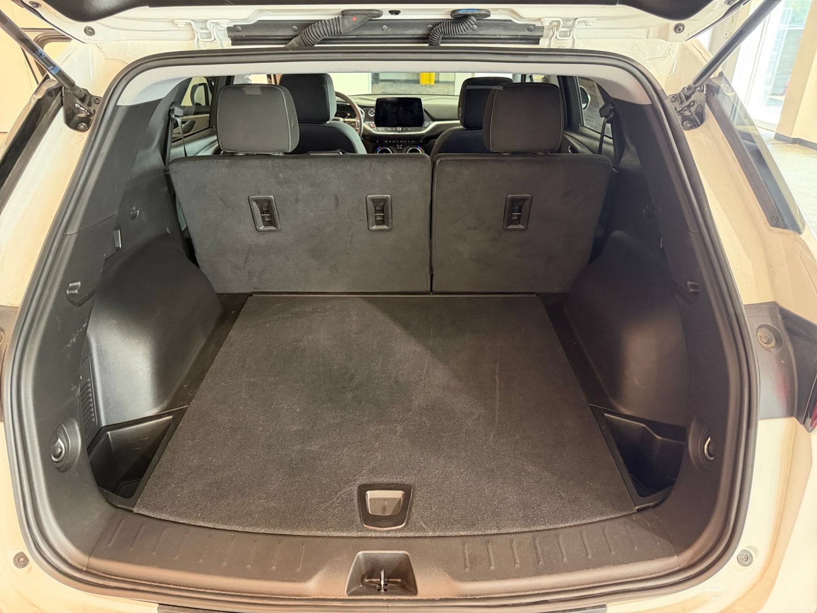 Used 2025 Chevrolet Blazer LT FWD image 30