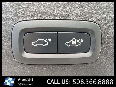 Used 2024 Volvo XC40 B5 Ultimate w/ Climate Package image 16