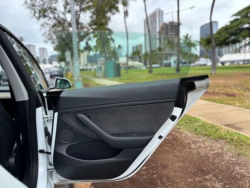 Used 2023 Tesla Model 3 Standard Range image 16