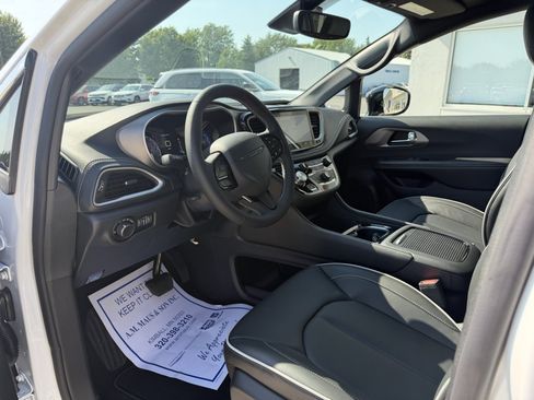New 2027 Chrysler Pacifica Limited AWD/4WD image 9