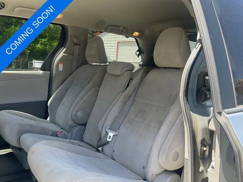 Used 2017 Toyota Sienna LE FWD image 3