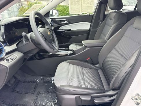 Used 2025 Chevrolet Trax LT FWD image 23