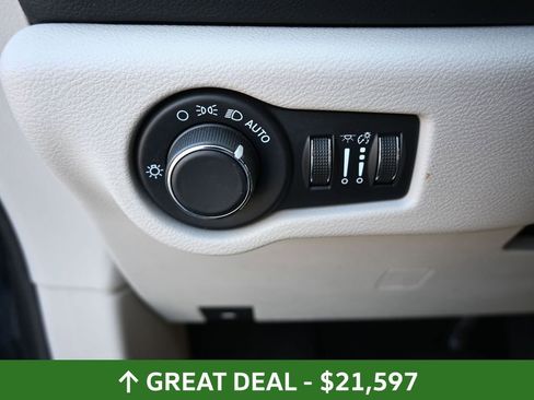 Used 2023 Chrysler Voyager LX FWD image 13